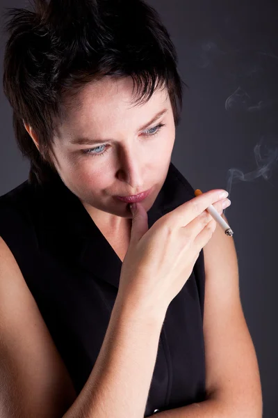 담배를 든 아름다운 젊은 여자 — 스톡 사진