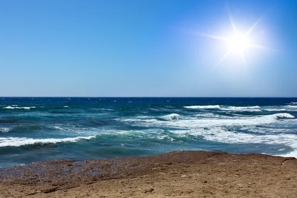 Céu azul, sol e oceano — Fotografia de Stock