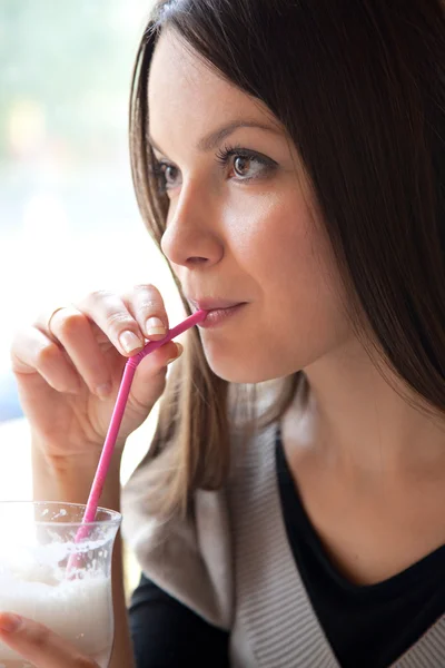 Jonge vrouw in café — Stockfoto