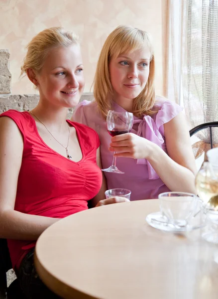 Duas jovens mulheres no café — Fotografia de Stock