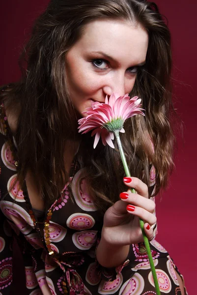 Женщина, нюхающая цветок — стоковое фото
