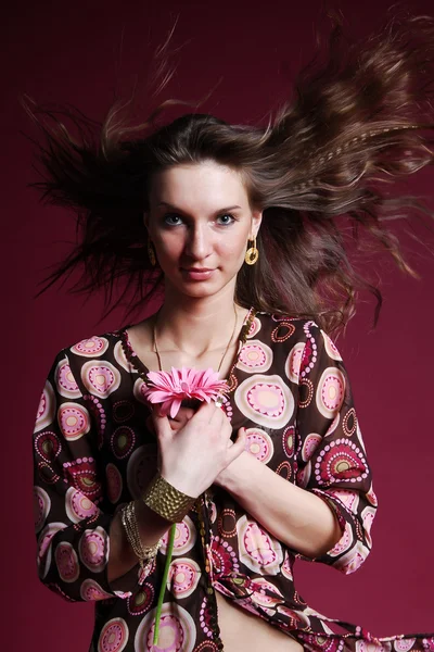 Kvinna med rosa blomma — Stockfoto