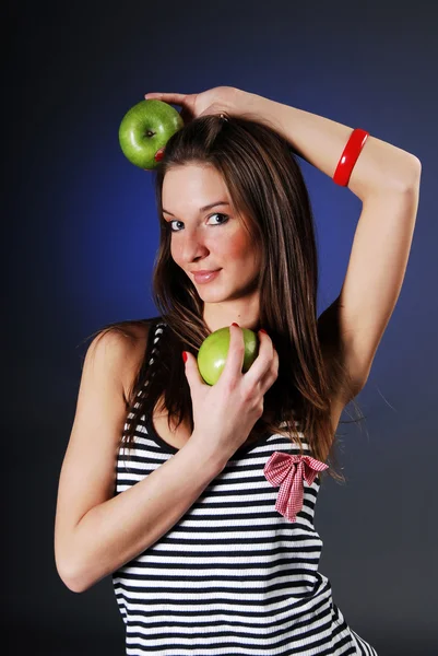 Mujer sonriente con dos manzanas verdes —  Fotos de Stock