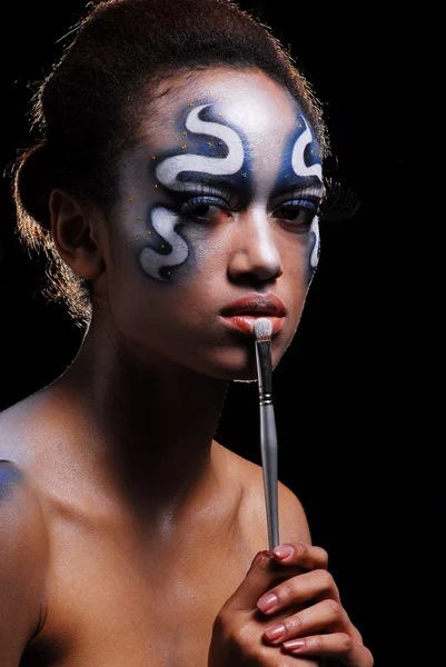Porträtt av mulatt tjej med ansikte-konst, — Stockfoto