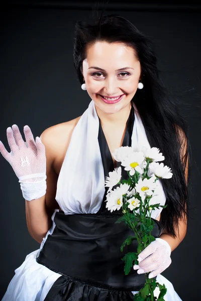 Mujer con un crisantemo — Foto de Stock