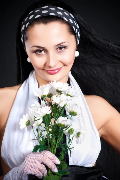 Vrouw met een chrysant — Stockfoto