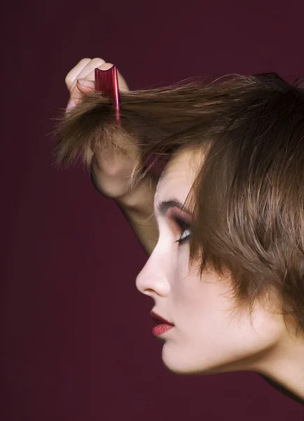 Närbild kvinna med hårborste — Stockfoto