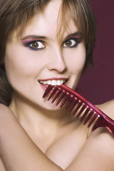 Donna primo piano con spazzola per capelli — Foto Stock