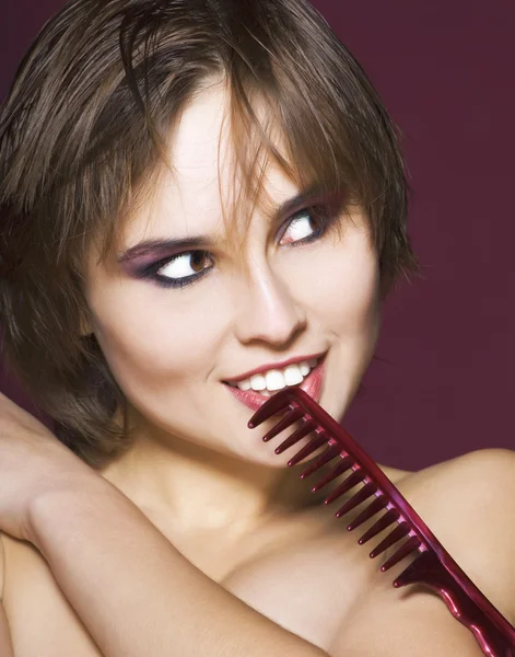 Tatlı kadın saç fırçası ile — Stok fotoğraf
