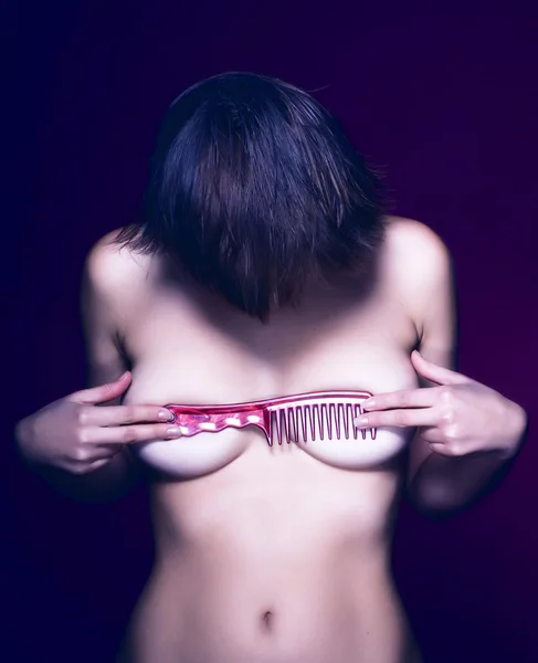 Mulher com escova de cabelo — Fotografia de Stock