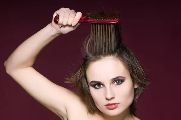 Nahaufnahme Frau mit Haarbürste — Stockfoto