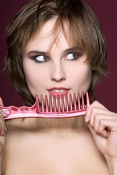 Mujer de cerca con cepillo de pelo — Foto de Stock