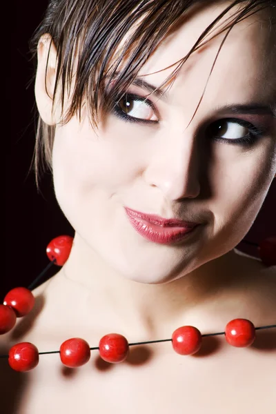 Portrait einer Frau mit Perlen — Stockfoto