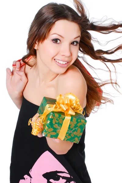 Mulher sorridente com um presente — Fotografia de Stock