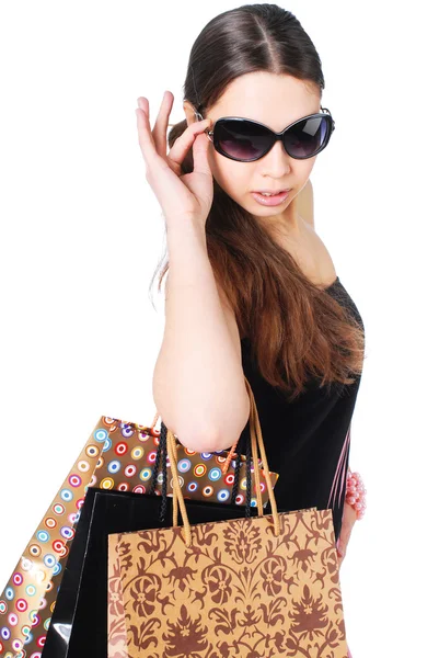 Güneş gözlüklü mutlu kadın alışverişte — Stok fotoğraf