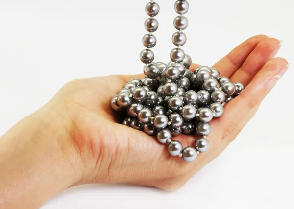 Hand med smycken/pärla — Stockfoto