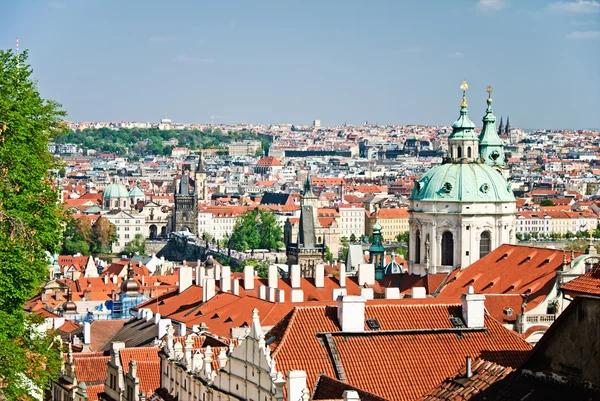 Güneşli bir Prag görünümü — Stok fotoğraf