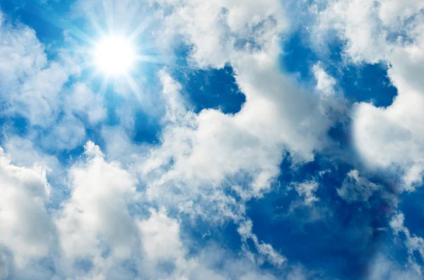 Slunce na modré obloze — Stock fotografie