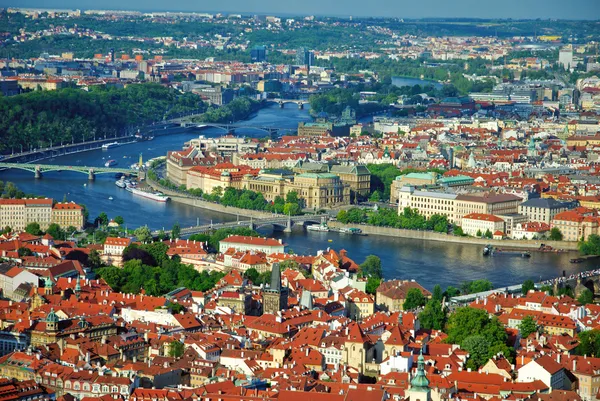 Widok na miasto i rzekę Wełtawie w Pradze — Zdjęcie stockowe