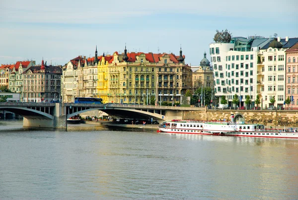Fluss und Tanzhaus in Prag — Stockfoto