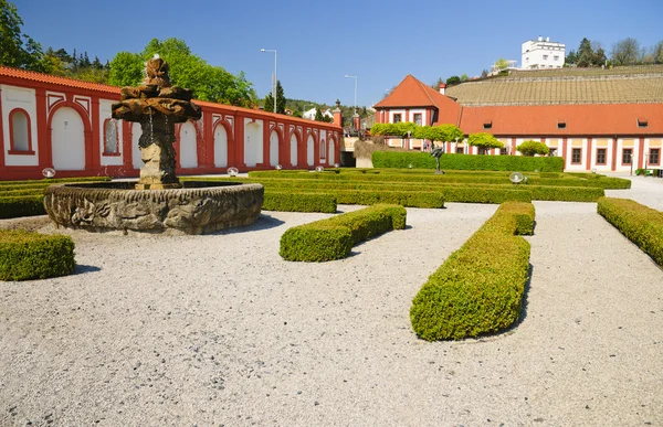 Ogród w pobliżu castle troya — Zdjęcie stockowe