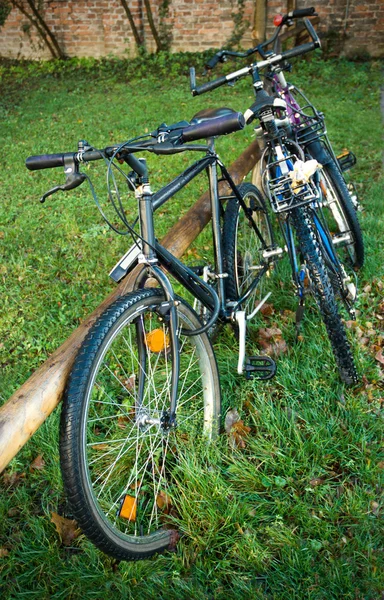 Rowery zaparkowane w munich ulicy — Zdjęcie stockowe