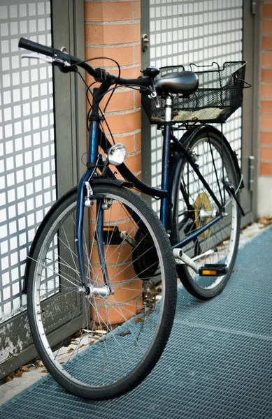 Велосипед припаркован на улице Мюнхена — стоковое фото