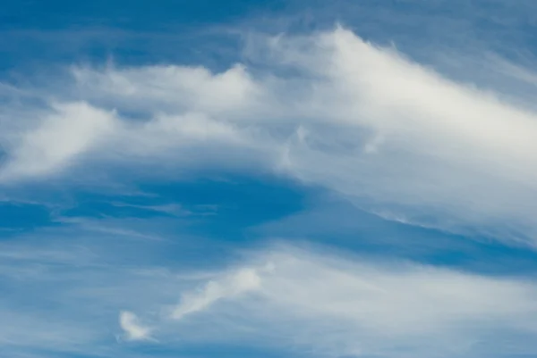 Синій хмарне небо — стокове фото