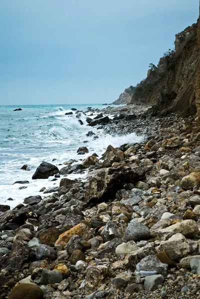 Linha costeira perto das rochas — Fotografia de Stock