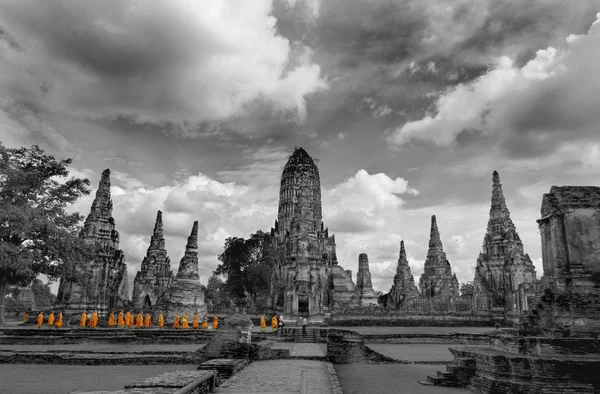 Monniken touring ayutthaya — Stockfoto
