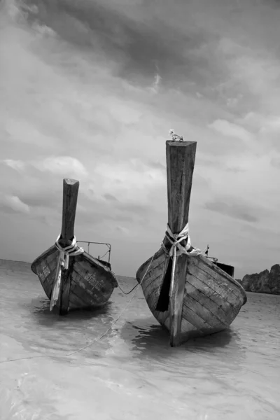 Longtailboats na praia — Fotografia de Stock