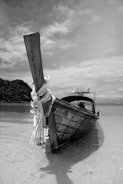 Longtailboat en la playa — Foto de Stock