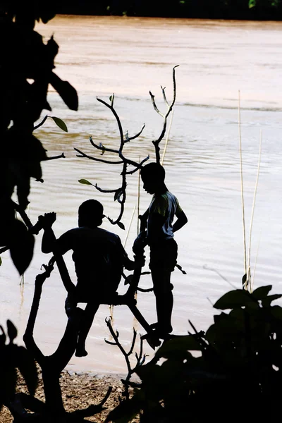 Chicos jugando en el río Mekong — Foto de Stock