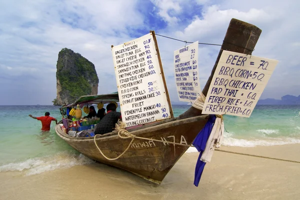 Longtailboat prodej občerstvení na pláži — Stock fotografie