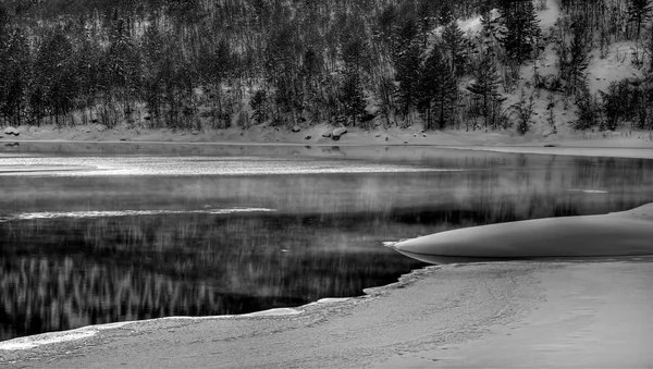 Mglisty jezioro — Zdjęcie stockowe
