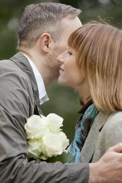Homem beija mulher por namoro — Fotografia de Stock