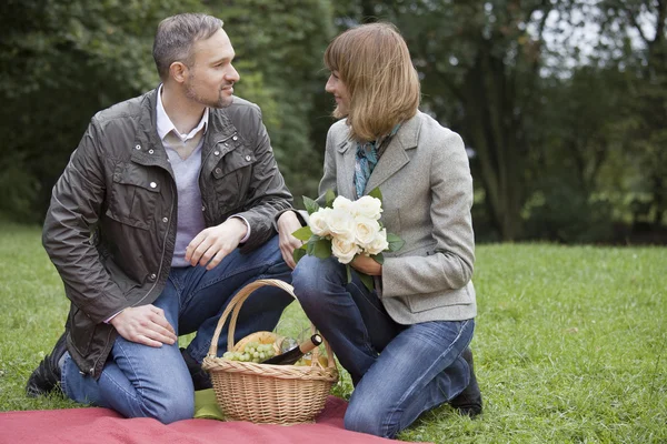 Мужчина и женщина на пикнике — стоковое фото