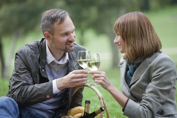Любящие пары пьют шампанское — стоковое фото
