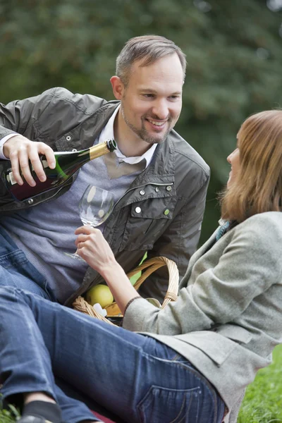 Człowiek wlewający szampana do szklanki — Zdjęcie stockowe