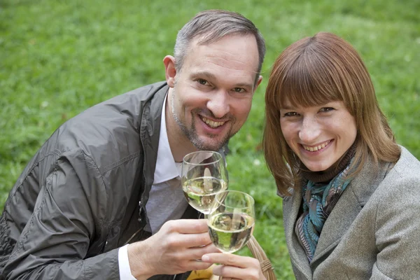 Romantikus pár, iszik pezsgőt — Stock Fotó