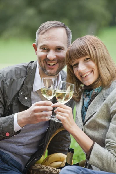 Couple amoureux buvant du champagne — Photo
