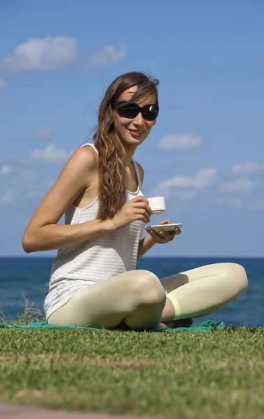 Fincan kahve kadınla — Stok fotoğraf