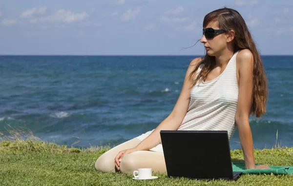 Mulher relaxante com laptop — Fotografia de Stock