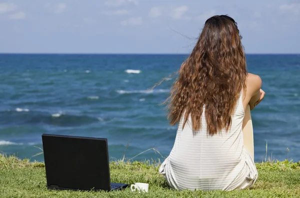 海滩上有笔记本电脑的女人 — 图库照片