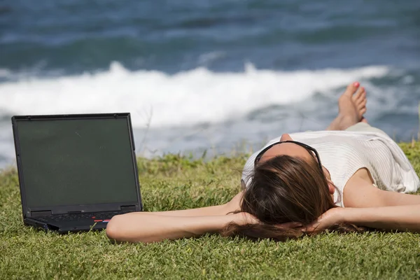 在草地上享受日光浴的女人 — 图库照片