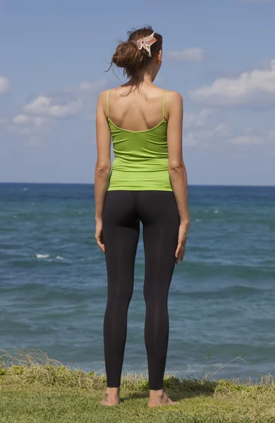 Sahilde kadın fitness — Stok fotoğraf