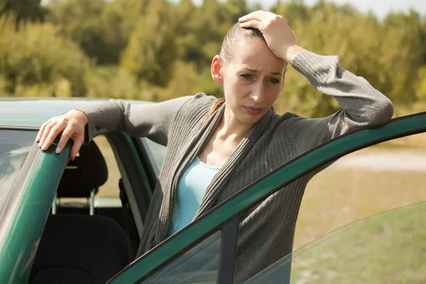 Donna triste con auto rotta — Foto Stock