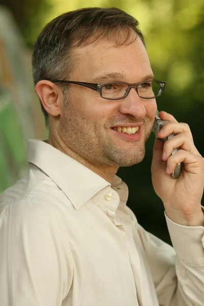 Grimmiger Mann am Telefon — Stockfoto