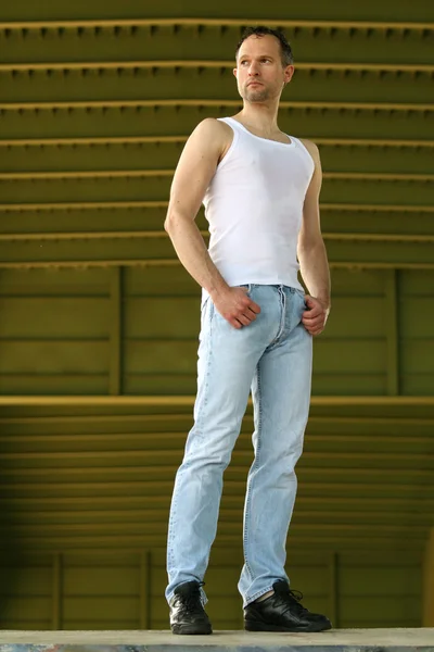 アンダーシャツにファッション男の肖像 — ストック写真