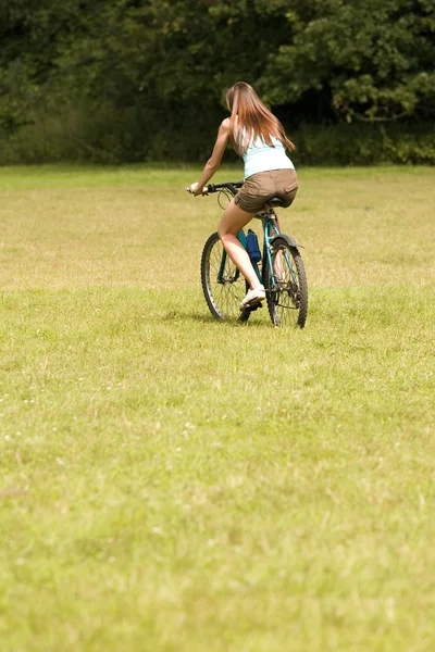 Bisikletli kadın — Stok fotoğraf